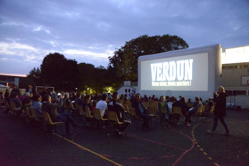 Séance « cinéma de plein air » au quartier des Planchettes